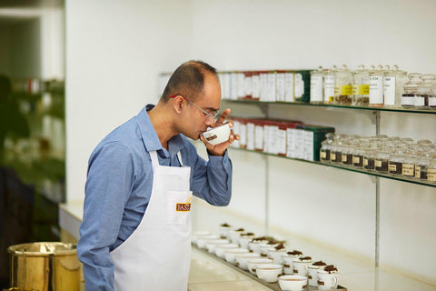 ¿Cómo obtiene nuestro té en Basilur? - Basilur Tea Chile